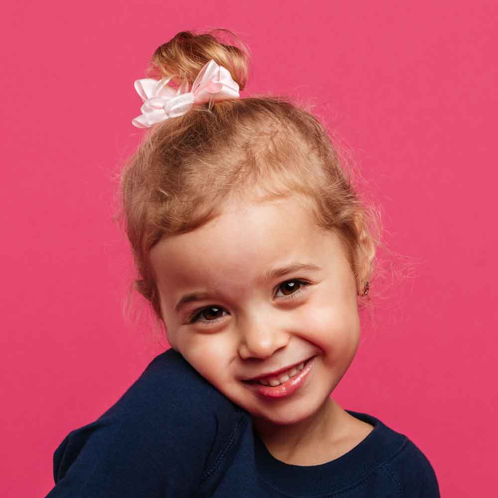 Mutter und Tochter lächeln in die Kamera